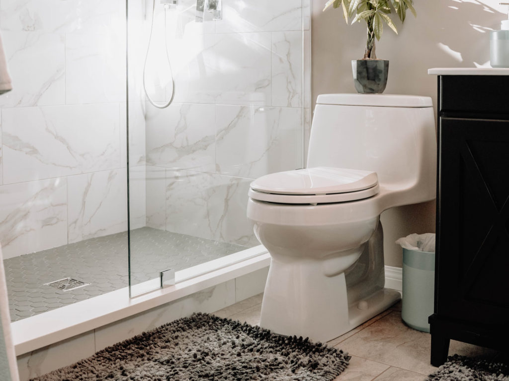 馬桶預留左右 30 公分,前方 60 公分,忌諱對著門