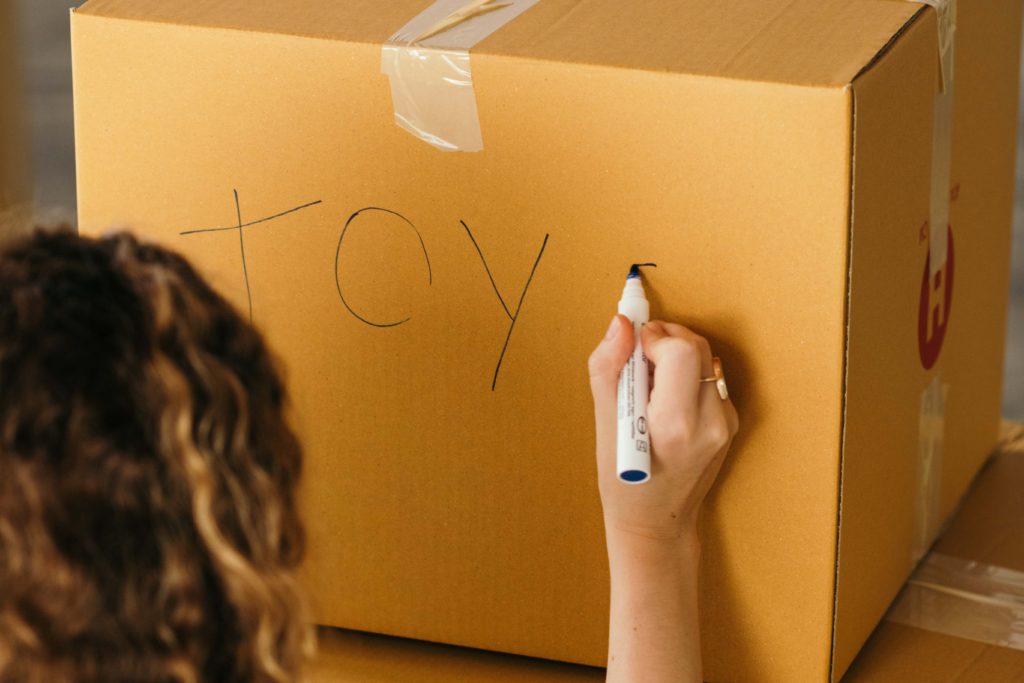 在打包的箱子上標示清楚,並做分類