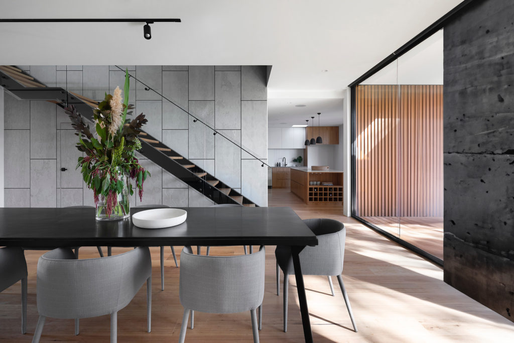 做一半的玻璃牆用以隔間，省錢又通透