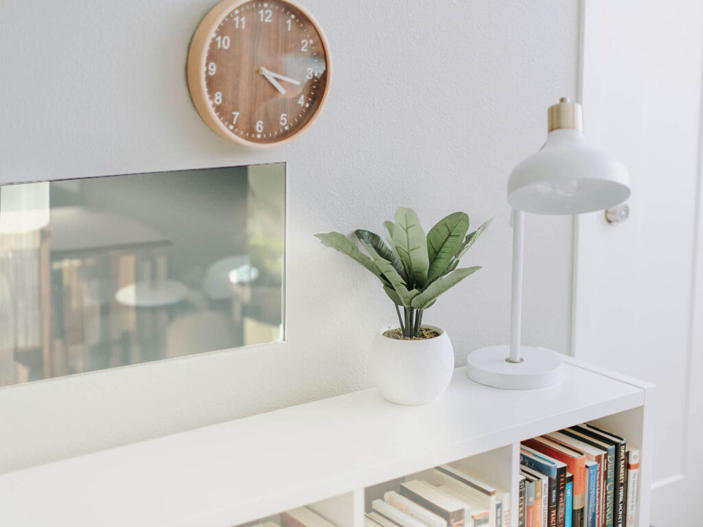 具有室內窗的一個房間角落